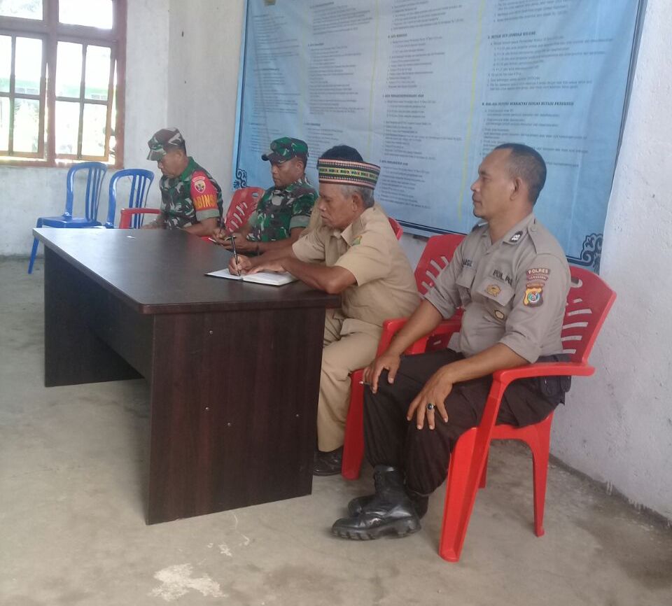 Kanit Binmas Polsek Satar Mese Mengikuti Rapat Penyelesaian Masalah Lahan Pertanian Untuk Pembukaan Jalan Baru