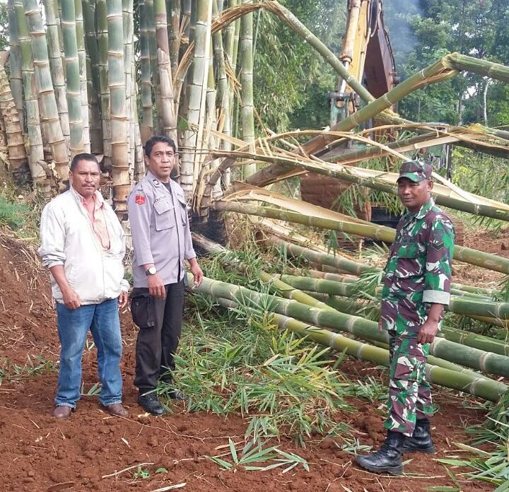 Kapolsubsektor Wae Ri’i Mengikuti Kegiatan Pembukaan Jalan Baru