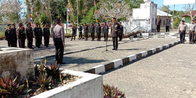 Dalam Rangka HUT Bhayangkara Ke – 72, Kapolres Sumba Barat Pimpin Upacara Ziarah Nasional