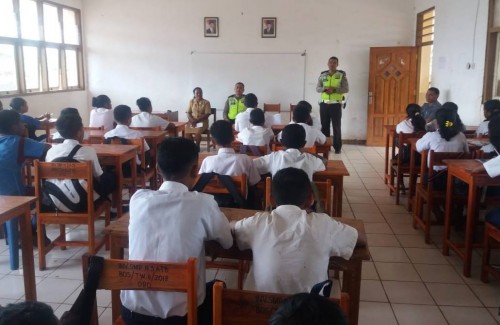 Kanit Dikyasa Sat Lantas Polres Belu Larang Pelajar SMPN 3 Atambua Naik Motor Ke Sekolah