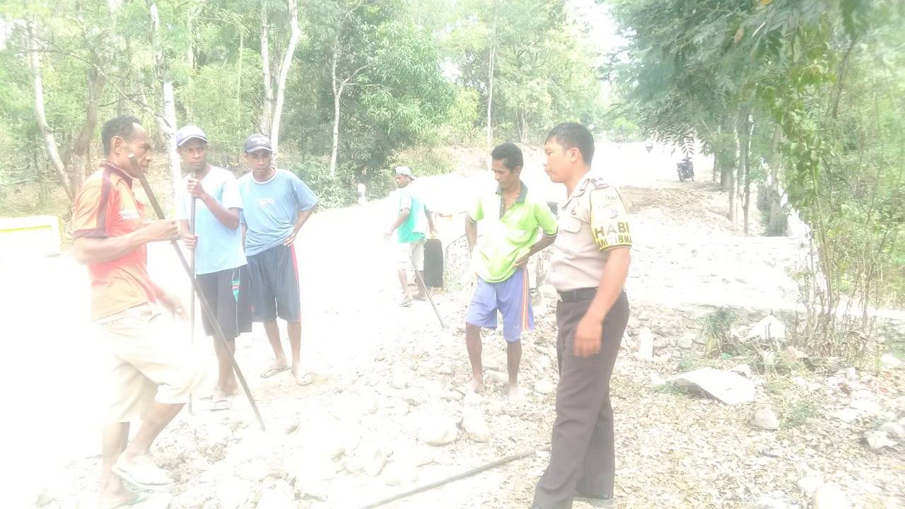 Patroli Rutin Bhabinkamtibmas Desa Oenak