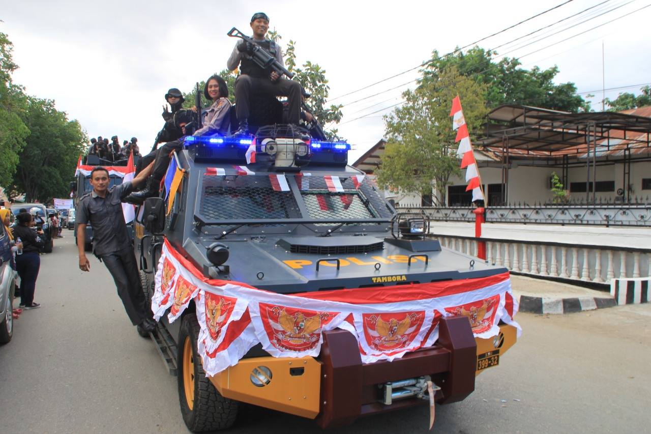 Hiasi Kendaraan Taktis Dengan Pernak Pernik Merah Putih, Anggota Sabhara dan Srikandi Polwan Polres Belu, Ramaikan Karnaval Sambut HUT RI ke 73