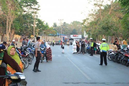 Polres Belu & Subden 2 Pelopor Brimob Atambua Amankan Pelaksanaan Sholat Ied di Lapangan Umum Atambua