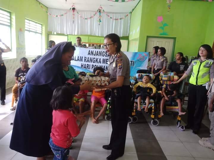 Hut Polwan ke 70:Berbagi Kasih Polwan Polres Belu Dengan Anak Panti Rehabilitasi dan Masyarakat Buta Aksara