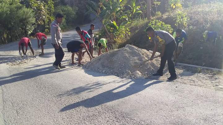 Kerap Terjadi Laka Lantas, Ruas Jalan Laimea yang Berlubang di Tambal Aparat Polsek Lamaknen