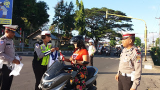 Peringati Hari Jadi Polwan Ke-70, Polwan Polres Sikka melakukan bagi-bagi Jaket dan Helm gratis