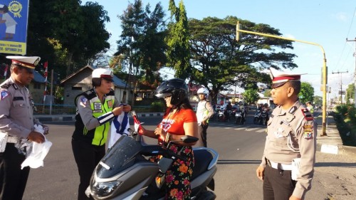 Peringati HUT Polwan ke 70, Polwan Polres Sikka Bagi-Bagi Jaket dan Helm Gratis