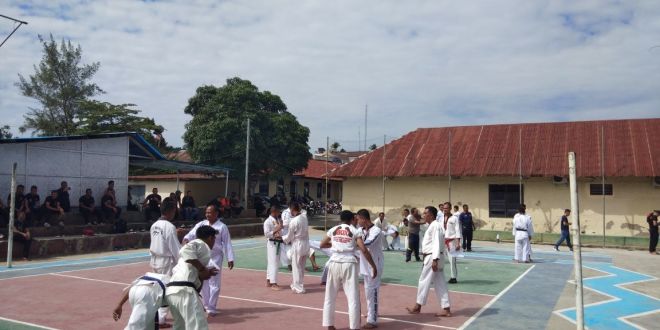 Sejumlah Personil Polres Sumba Barat dan Brimob Mengikuti Ujian Beladiri