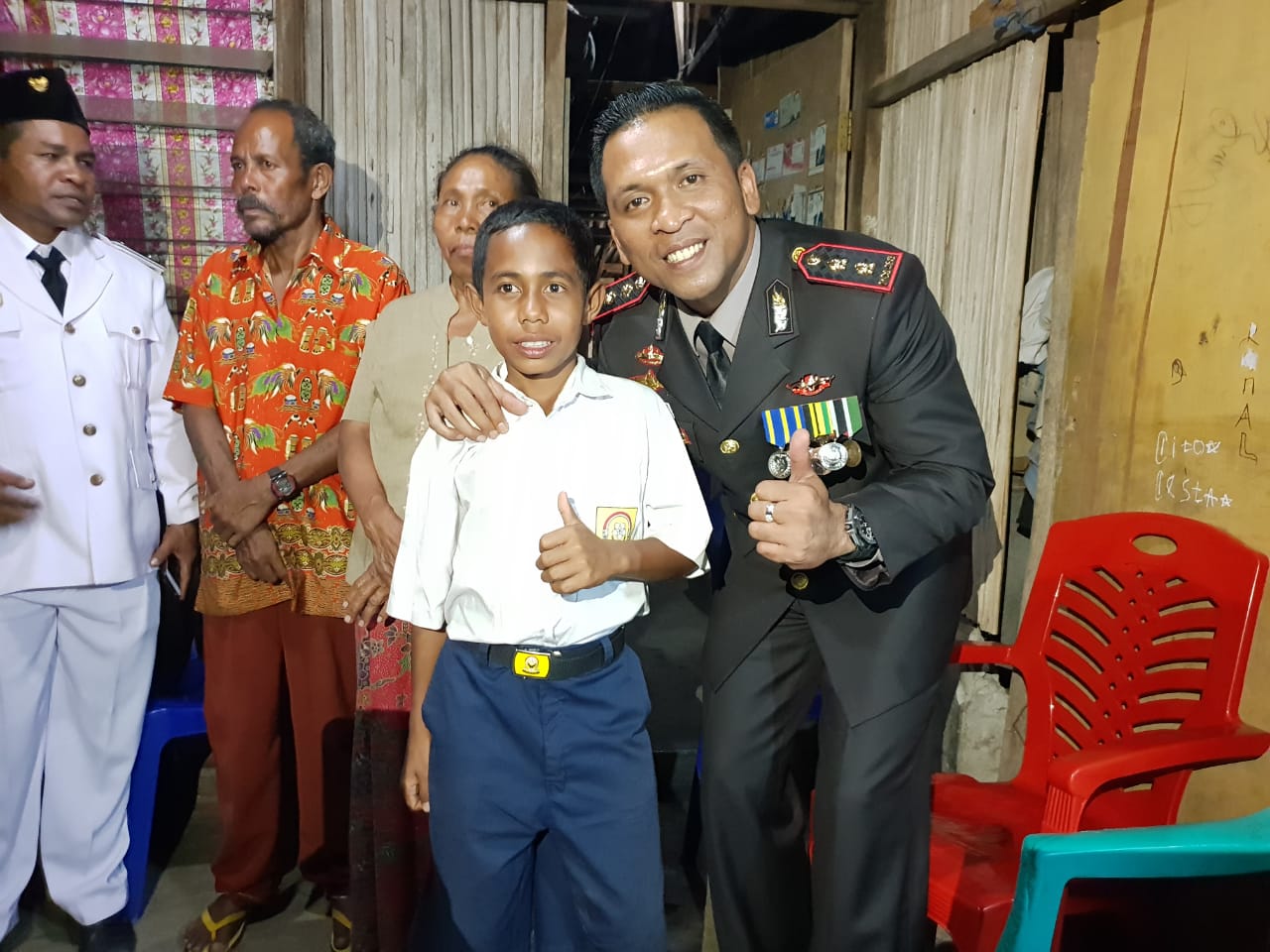 Johny Gala Terima Hadiah dari Kapolres Belu Atas Aksi Heroiknya Panjat Tiang Bendera Saat Upacara HUT RI 73