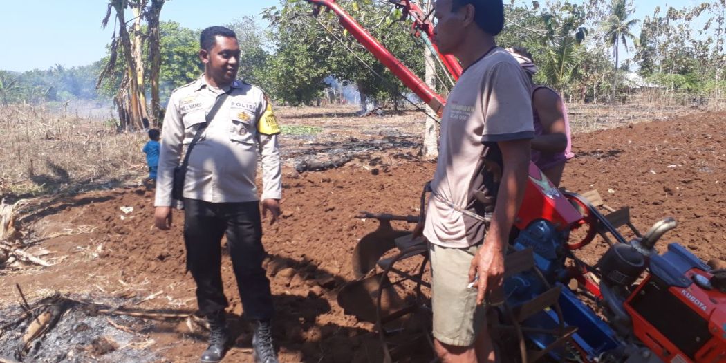 Bhabinkamtibmas Desa Kalembukaha Sambangi Para Petani