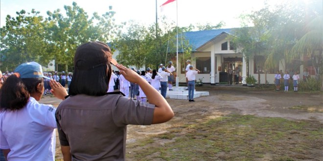 6 Pesan Terkait Bahaya Narkoba dan Bullying Yang Disampaikan Polwan Polres Sumba Timur Saat Upacara Bersama di SMAN 1 Hahar