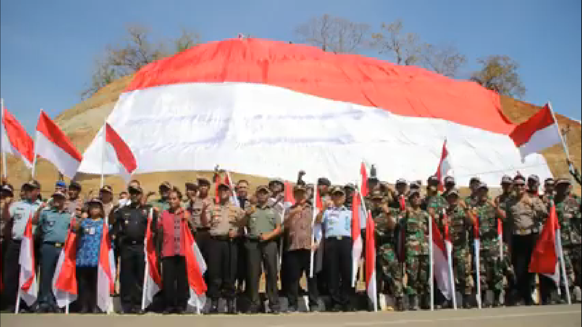 HUT RI ke-73, Personil Polres Belu Bentangkan Bendera Merah Putih Berukuran Raksasa di Perbatasan RI-RDTL