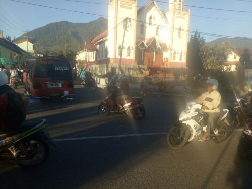 Satuan Lalu Lintas Polres Manggarai Melaksanakan Rutinitas Penjagaan Dan Pengaturan Pagi