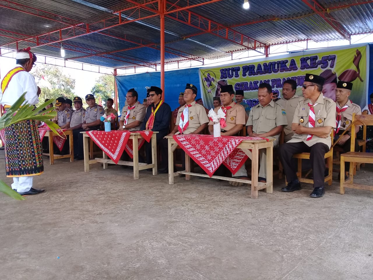 KAPOLSEK KOTA KOMBA MENGIKUTI UPACARA BENDERA MEMPERINGATI HARI PRAMUKA TINGKAT KABUPATEN MANGGARAI TIMUR