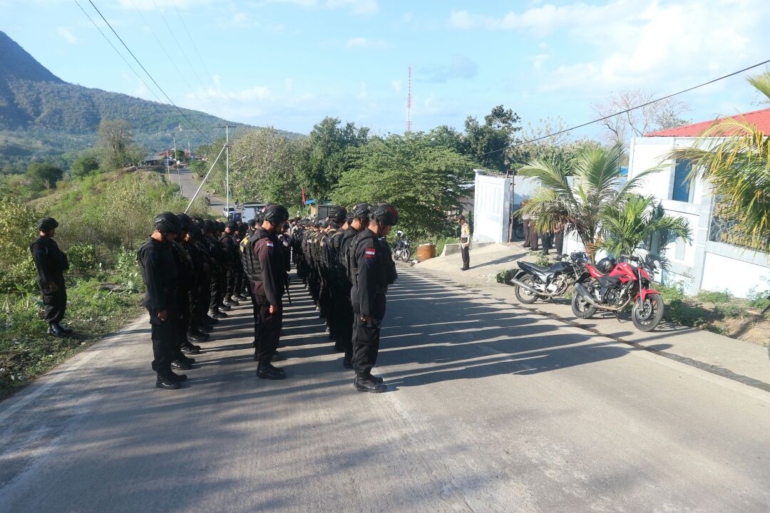 Personil Polres Manggarai Amankan Sidang Terbuka Pleno Penetapan Paslon Bupati dan wakil Bupati Pilkada Matim