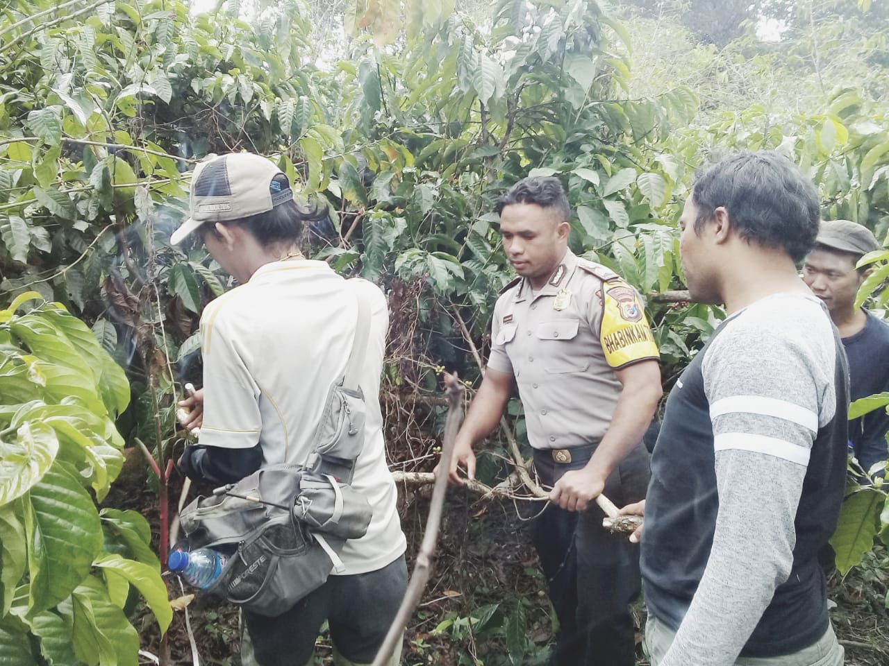 BHABINKAMTIBMAS KELURAHAN WASO BERSAMA PETUGAS DARI PLN PT.SURVEOR INDONESIA MELAKUKAN PENDATAAN TANAMAN DAN BANGUNAN UNTUK MENDAPAT PEMBEBASAN LAHAN