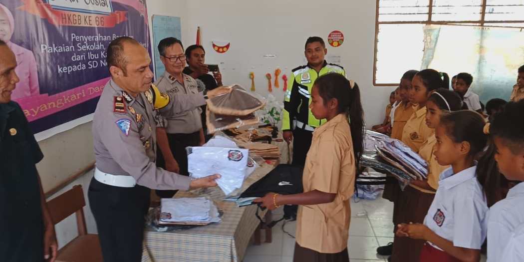 SDN Tanggedu Kembali Terima Bantuan Dari Ibu Kapolda NTT, Kali ini Berupa Seragam dan Tas Sekolah