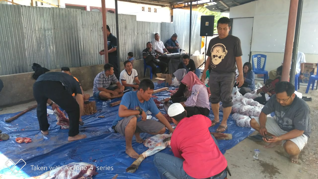 Polres Kupang Kota salurkan daging qurban kepada 50 orang janda