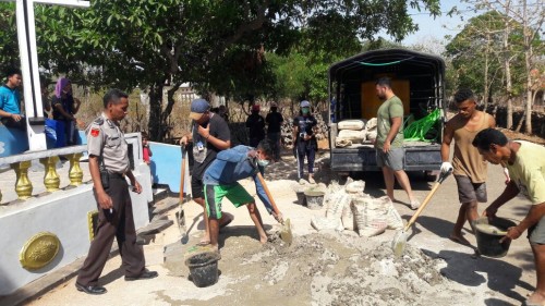 Bhabinkamtibmas Oeli'li Kabupaten Kupang bersama Mahasiswa Pasang Lampu Jalan dan Pipa Air Bersih