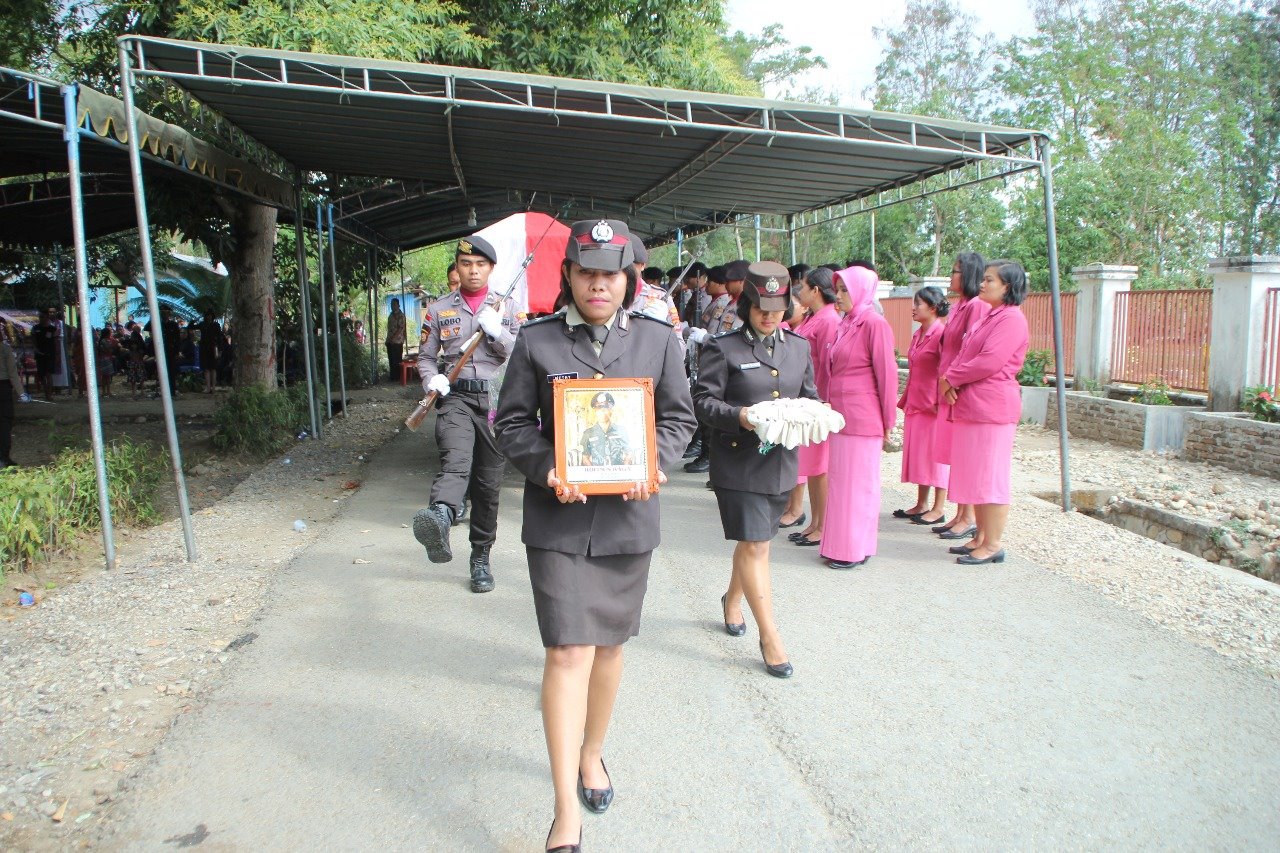 Kabag Ren Polres Belu Pimpin Upacara Pemakaman Almarhum SERMA Purn.Rofinus Raga