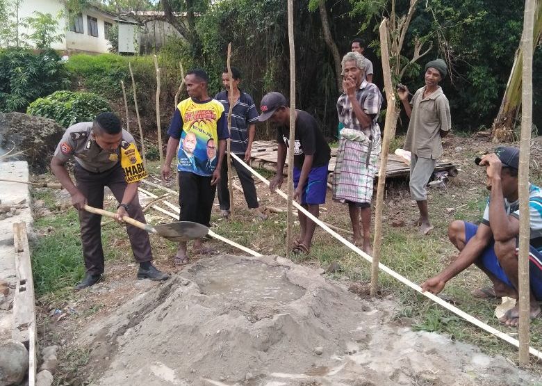 Bhabinkamtibmas Briptu Yosefus Aprilianus Kerja Bakti Bareng Warga Sambut HUT Desa Hikong