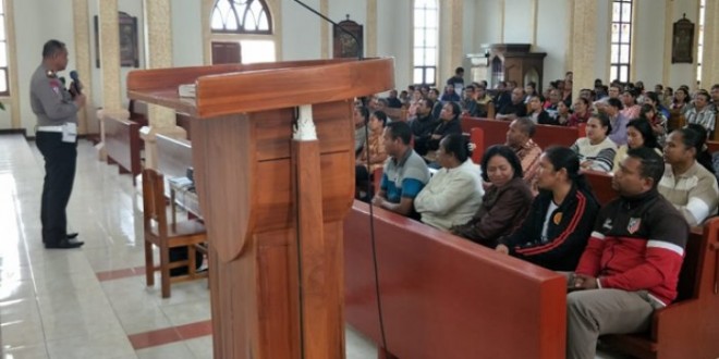 TEKAD KURANGI KECELAKAAN, SAT LANTAS POLRES NGADA MASUK KE GEREJA MBC