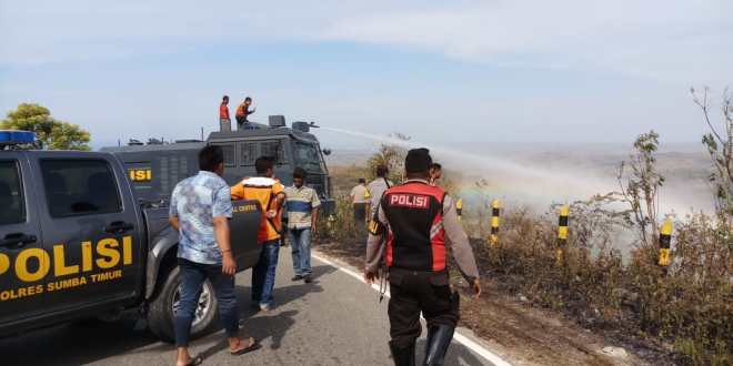 Polres Sumba Timur Turunkan Water Canon, Bantu Padamkan Api di Hutan Jati dan Cendana Km 10 Jurusan Waingapu- Lewa