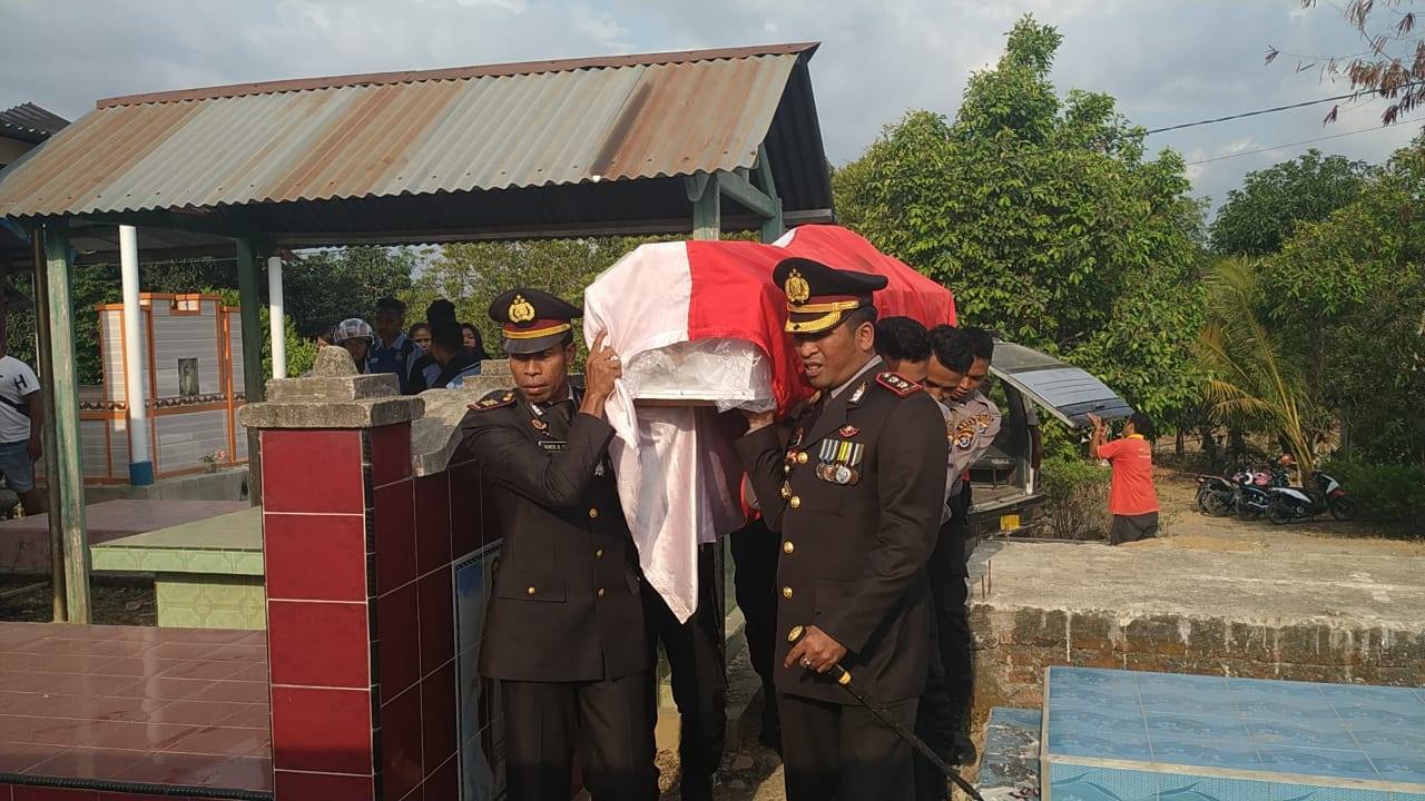 Usung Peti Jenazah, Kapolres Belu Antar SERMA Purn.F.X Donatus Menuju Tempat Peristirahatan Terakhir