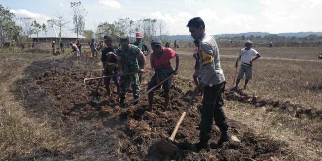 Hadiri Pembukaan Jalan Usaha Tani, Brigpol Yohanis Sampaikan Ini