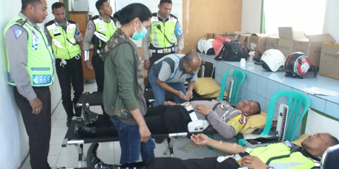 BENTUK KEPEDULIAN KEPADA MASYARAKAT, SAT LANTAS POLRES NGADA LAKUKAN DONOR DARAH