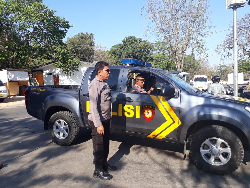 Personil Polsek Kupang Barat Amankan Proses Penyeberangan Pendukung Gubernur NTT Terpilih Di Pelabuhan Bolok