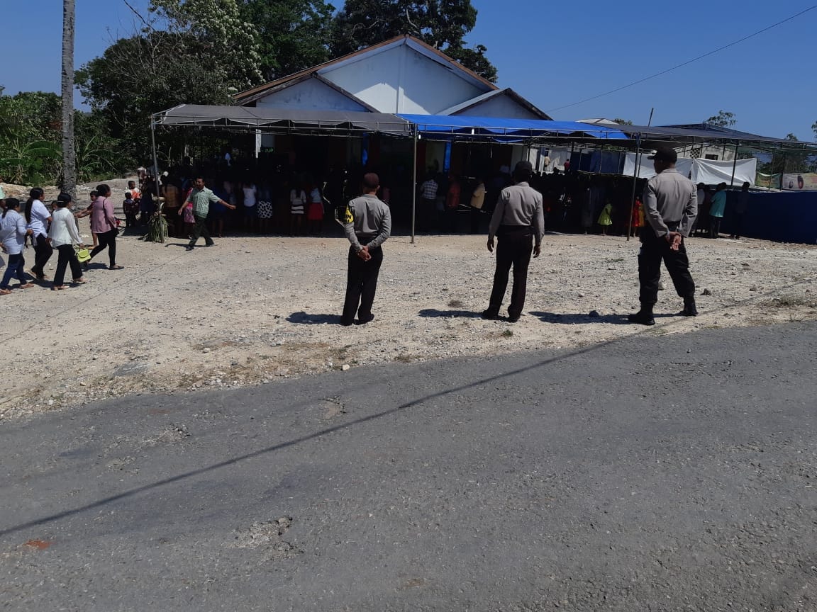 Polsek Miomaffo ti,ur Beri Pelayanan Pengamanan Giat Misa Syukur Pancawindu