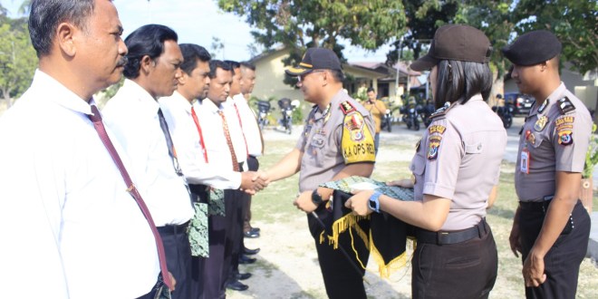 Apresiasi Atas Capaian Kinerja Anggota, Kapolres Sumba Timur Beri Penghargaan Kepada 6 Orang Anggota Berprestasi