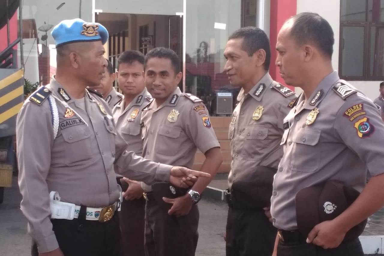 WUJUDKAN PERFORMANCE YANG HUMANIS, KASI PROPAM POLRES MANGGARAI PERIKSA SIKAP TAMPANG PERSONIL