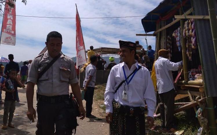 LAKSANAKAN PENGAMANAN SYUKURAN ADAT, BHABINKAMTIBMAS DESA BUAR HIMBAU JAGA KAMTIBMAS