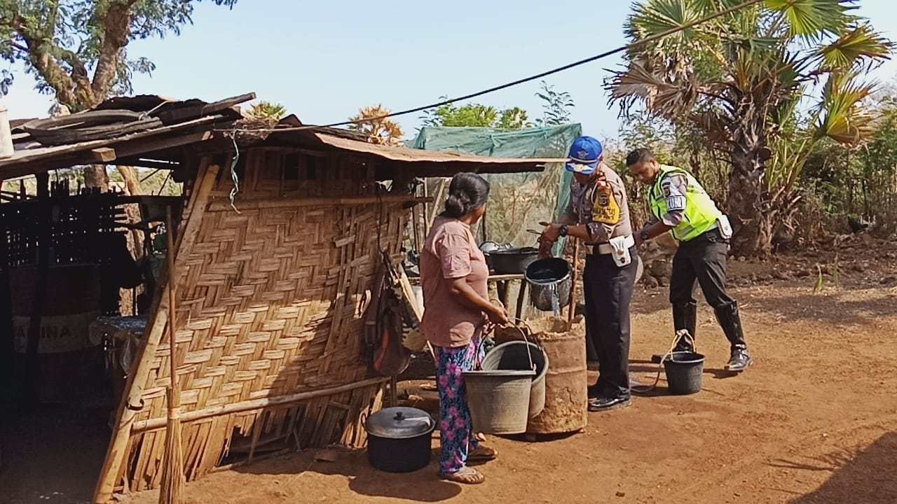 30.000 liter Air bersih Disalurkan Satlantas Polres Sumba Timur Kepada Warga