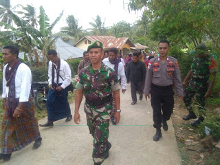 Lestarikan Budaya, Bhabinkamtibmas Desa Kajowair hadiri Pentas Budaya Kecamatan Hewokloang