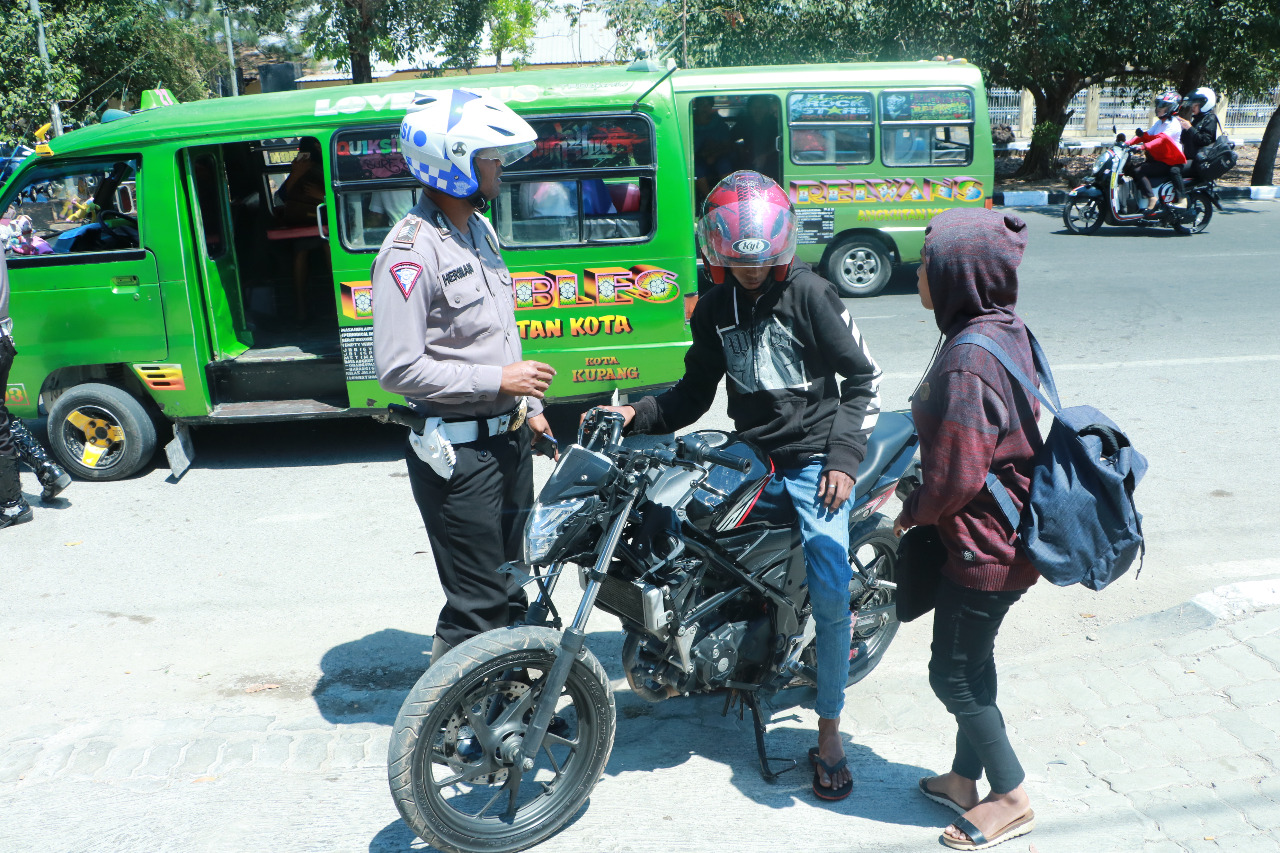 Kapolda NTT perintahkan Jajaran Dit Lantas Tertibkan Pengguna Jalan di Kupang