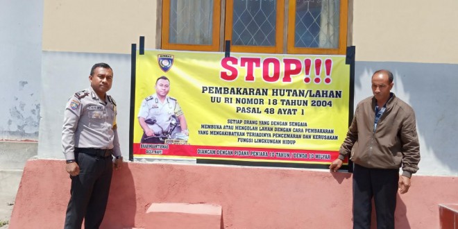 Cegah Kebakaran Hutan, Bhabinkamtibmas Desa Naru Ngada Sosialisasi dan Pasang Spanduk