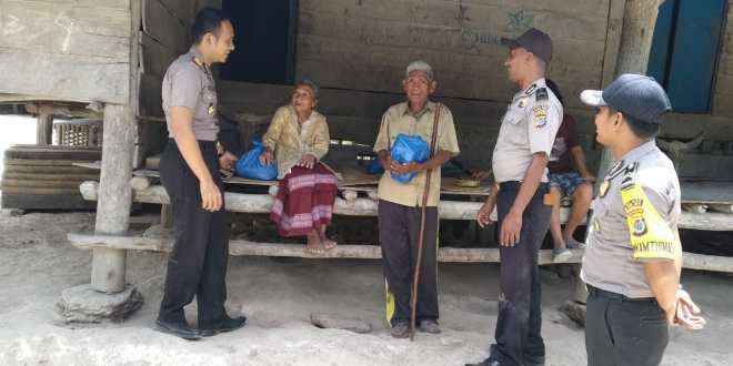 Polsek Lewa Laksanakan Kegiatan Sosial Berbagi Sembako Kepada Lansia