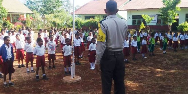 Bhabinkamtibmas Polsub Sektor Paris , Hadir di Tengah Pelajar SD Demi Menghilangkan Rasa Takut Anak Kapada Sosok Polisi