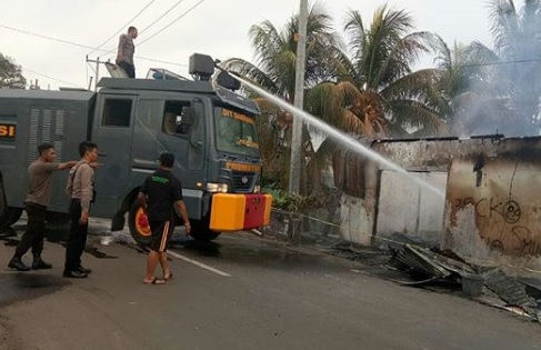 2 Kios Terbakar, Mobil Tangki Warga Dan Polres Sikka Bantu Padamkan Api