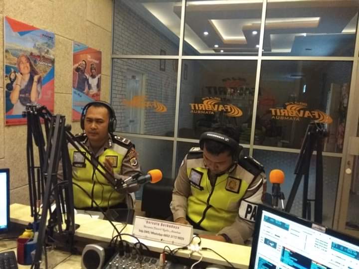 Kanit Dikyasa Sat Lantas Polres Belu Sampaikan Sasaran Operasi Zebra 2018 ke Pendengar Radio Favorit Atambua