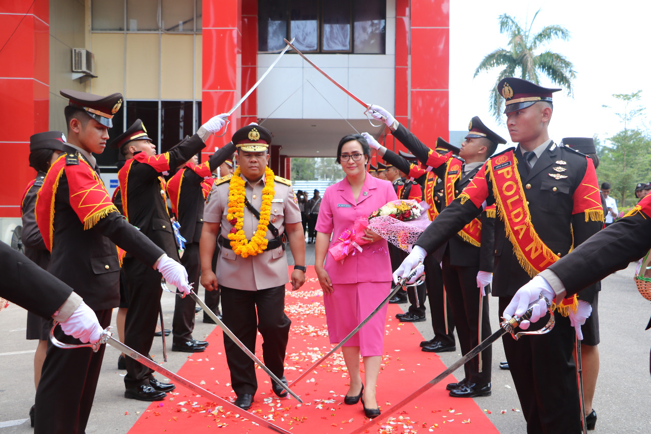 Tradisi Pedang Pora Lepas Brigjen Pol Viktor G. Manoppo dan Istri