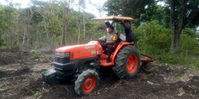 Bhabinkamtibmas Desa Keretana Memotivasi Warga untuk Memanfaatkan Lahan Perkebunan