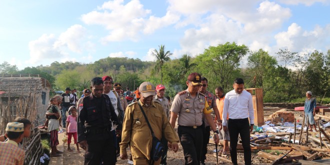 Kapolres Mabar didampingi Kades Golo Sepang dan Kepala BPBD Mabar Tinjau Kondis Rumah Yang Rusak Akibat Angin Puting Beliung