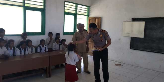 Polisi Pendidikan, Polsek Lewa Bagikan Buku Gratis Kepada Murid SD Palahonang, Desa Rakawatu