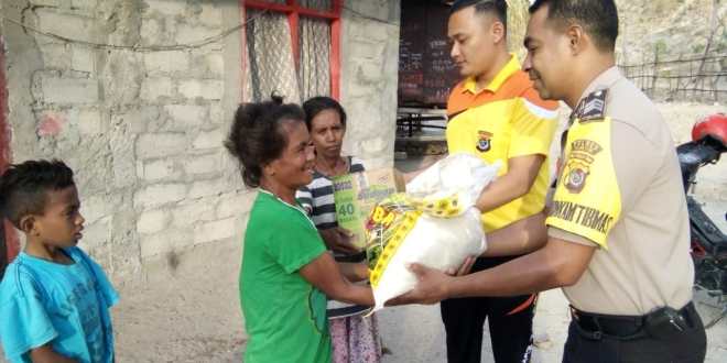 Sambangi Warga, Kapolsek Waingapu Kota Berikan Bantuan Sembako