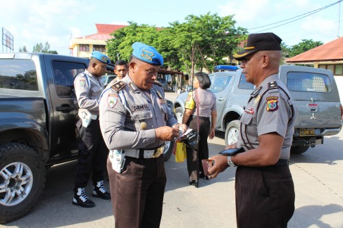 Provos Polda NTT Razia Kelengkapan Anggota dalam Berkendaraan