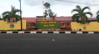 Bhabinkamtibmas Polsek Alor Tengan Utara Bantu Warga Bajak Ladang